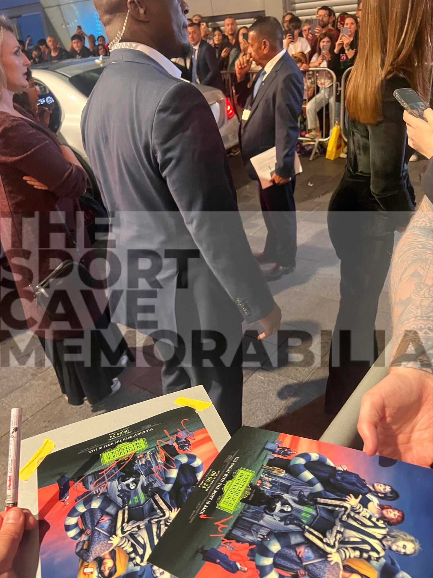 Beetlejuice Beetlejuice Signed 10x8 Photo (Justin Theroux and Amy Nuttall)