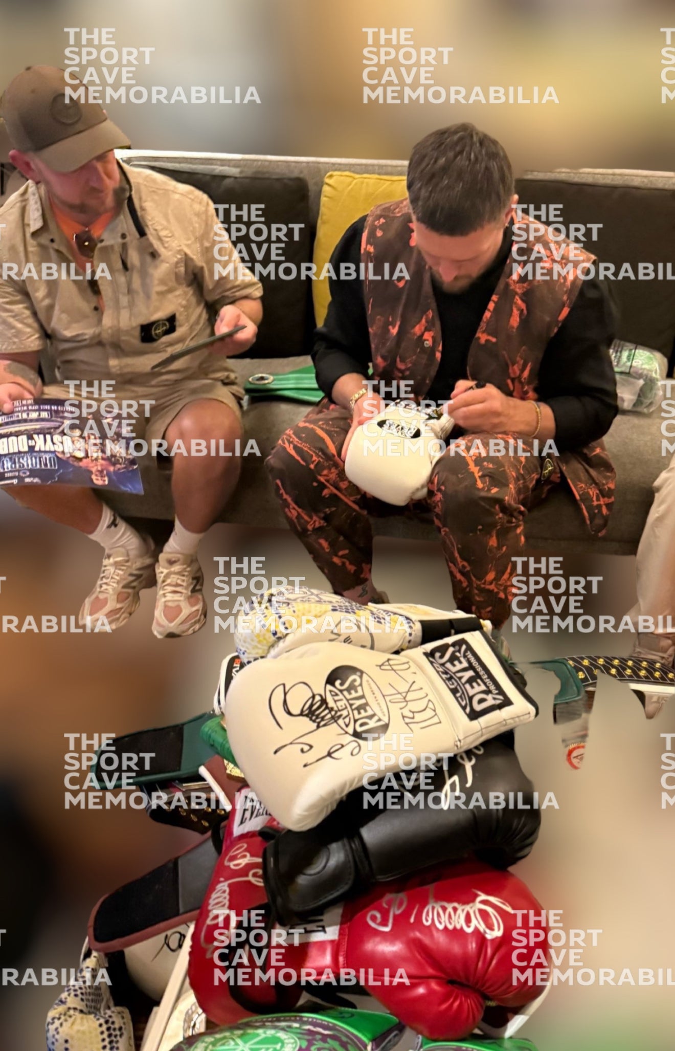 Oleksandr Usyk Signed Rival Boxing Glove- v Tyson Fury Fight 1