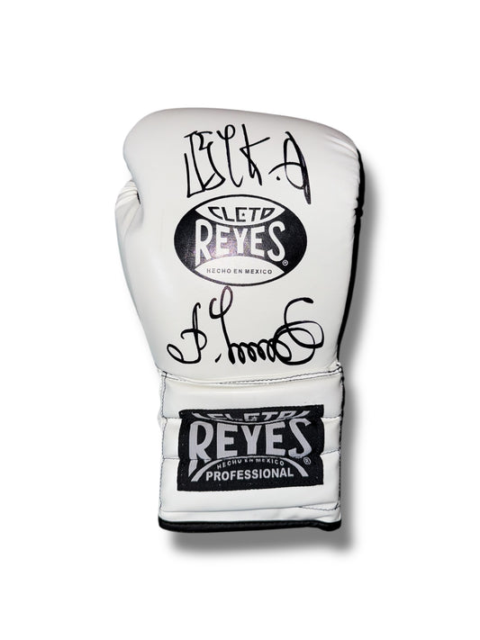 Oleksandr Usyk Signed Reyes Boxing Glove