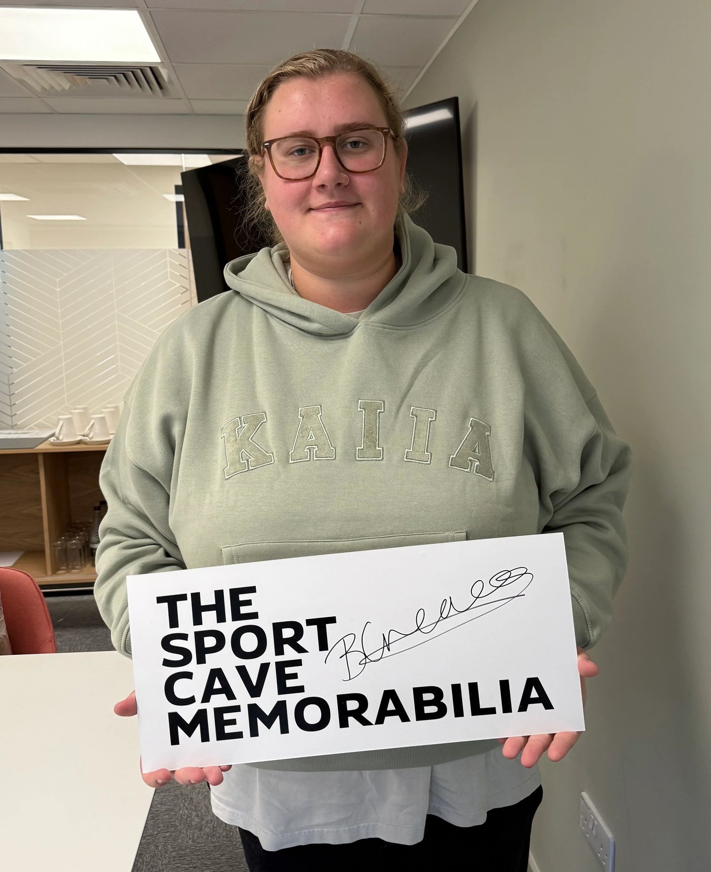 Beau Greaves Signed Target Gen 1 Darts Set