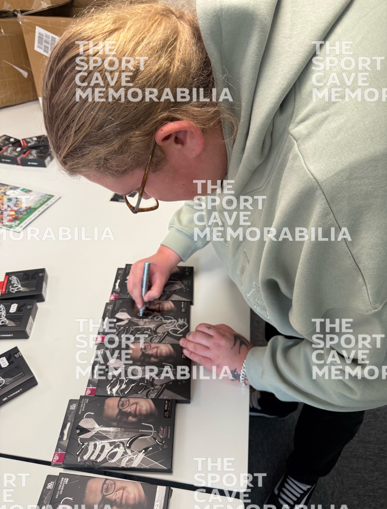 Beau Greaves Signed Target Gen 1 Darts Set